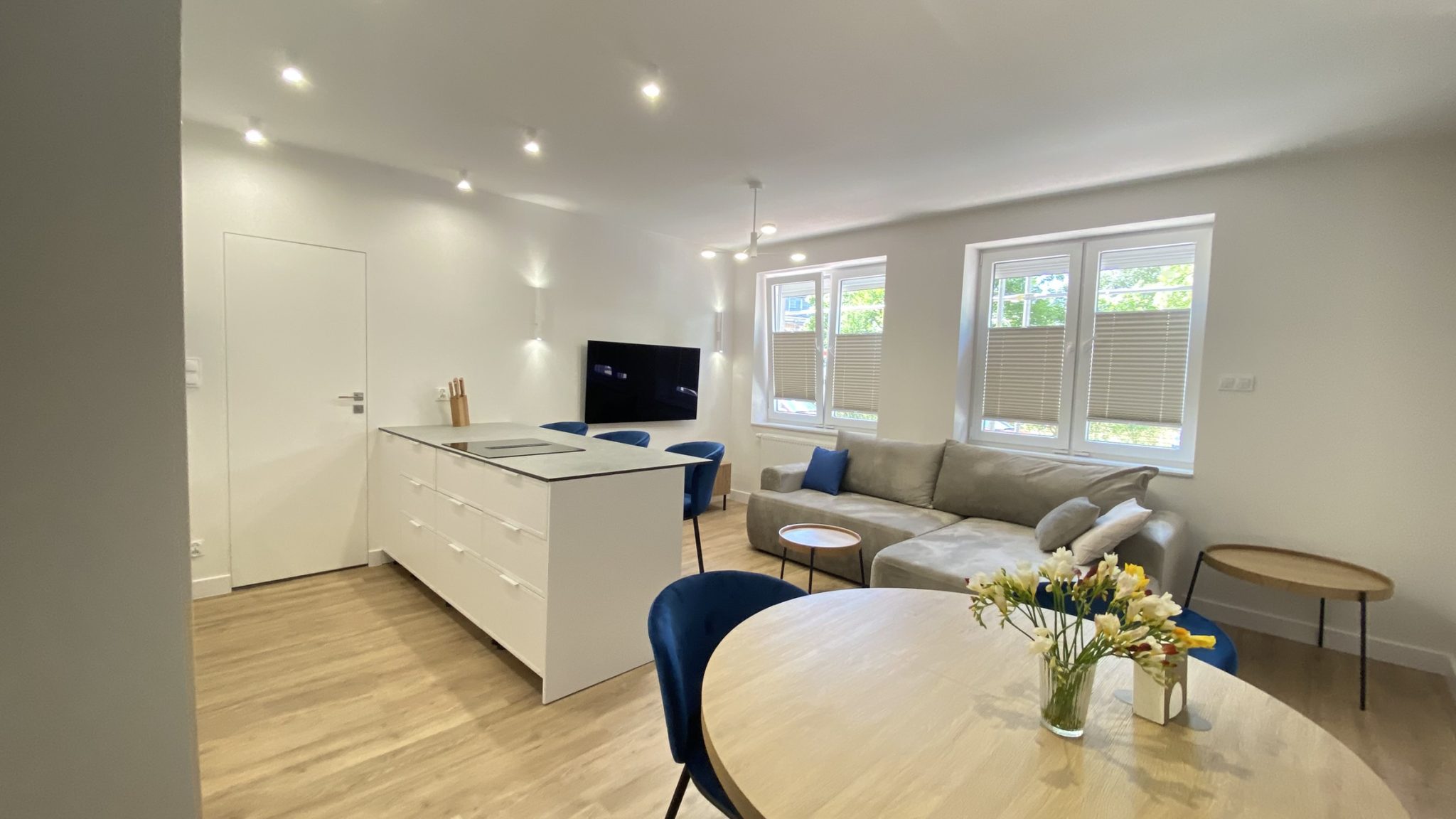 Kompleksowa realizacja MiD Prestige: meble na wymiar – kuchnia z wyspą, spiżarnia, garderoby, szafy, biurka i zabudowy łazienkowe. Estetyka premium i perfekcyjne wykonanie.