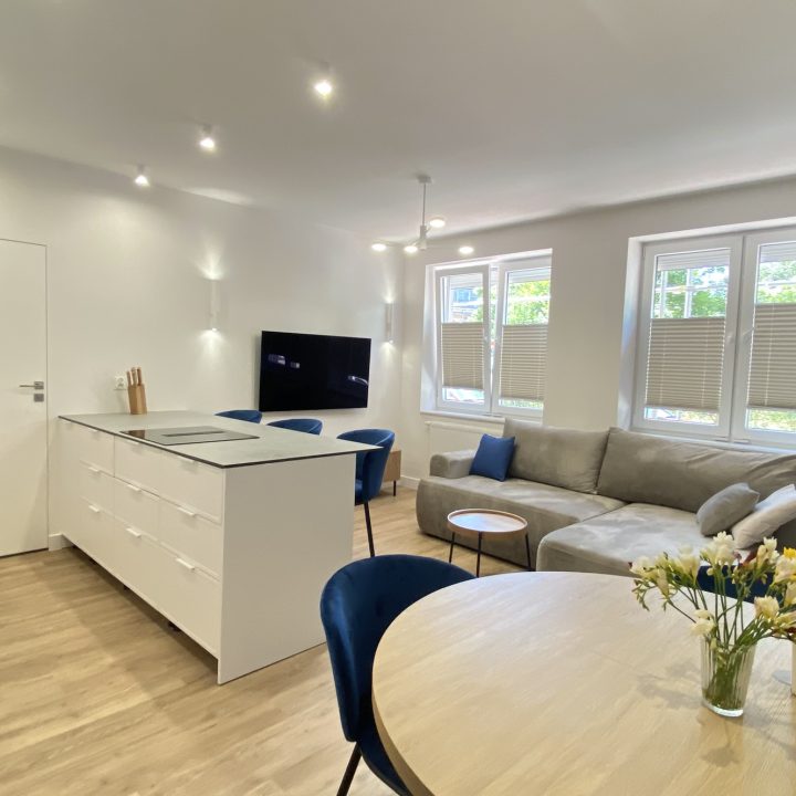 Kompleksowa realizacja MiD Prestige: meble na wymiar – kuchnia z wyspą, spiżarnia, garderoby, szafy, biurka i zabudowy łazienkowe. Estetyka premium i perfekcyjne wykonanie.