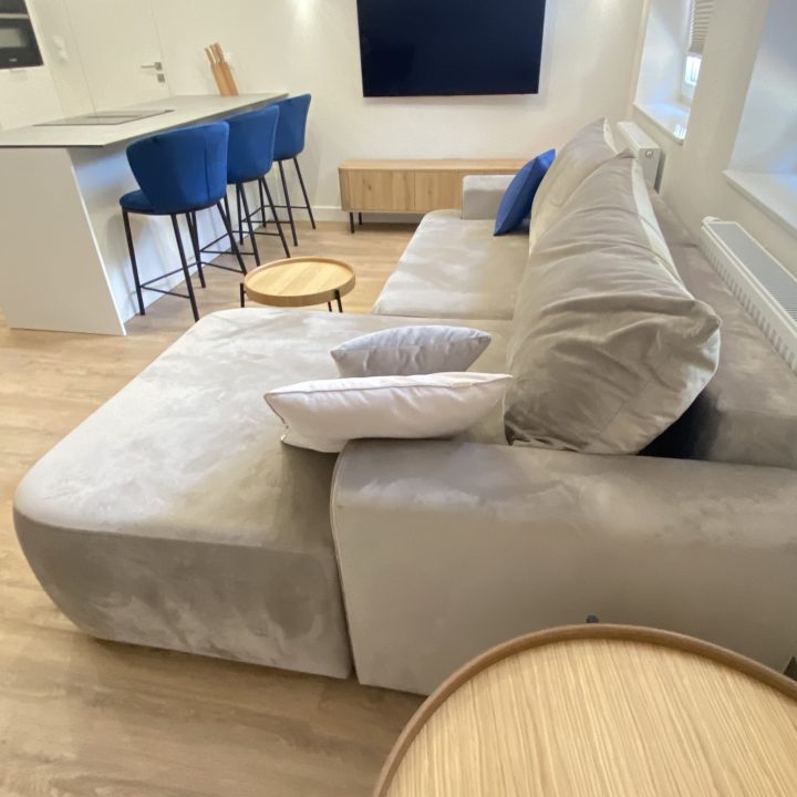 Kompleksowa realizacja MiD Prestige: meble na wymiar – kuchnia z wyspą, spiżarnia, garderoby, szafy, biurka i zabudowy łazienkowe. Estetyka premium i perfekcyjne wykonanie.