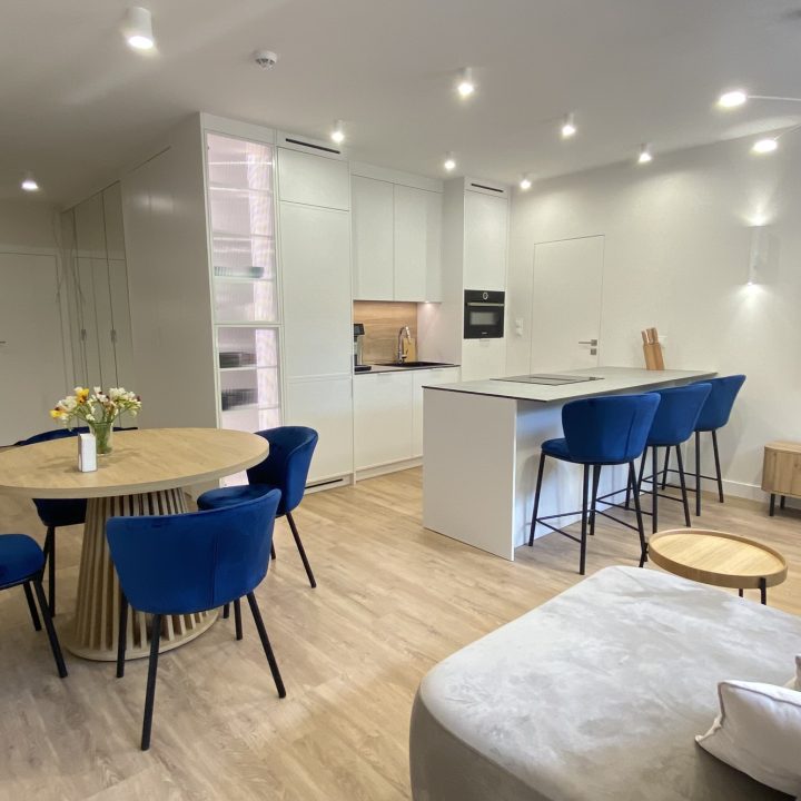 Kompleksowa realizacja MiD Prestige: meble na wymiar – kuchnia z wyspą, spiżarnia, garderoby, szafy, biurka i zabudowy łazienkowe. Estetyka premium i perfekcyjne wykonanie.