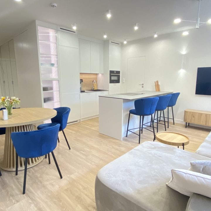 Kompleksowa realizacja MiD Prestige: meble na wymiar – kuchnia z wyspą, spiżarnia, garderoby, szafy, biurka i zabudowy łazienkowe. Estetyka premium i perfekcyjne wykonanie.