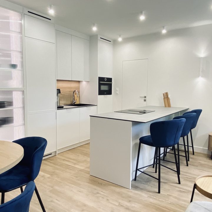 Kompleksowa realizacja MiD Prestige: meble na wymiar – kuchnia z wyspą, spiżarnia, garderoby, szafy, biurka i zabudowy łazienkowe. Estetyka premium i perfekcyjne wykonanie.