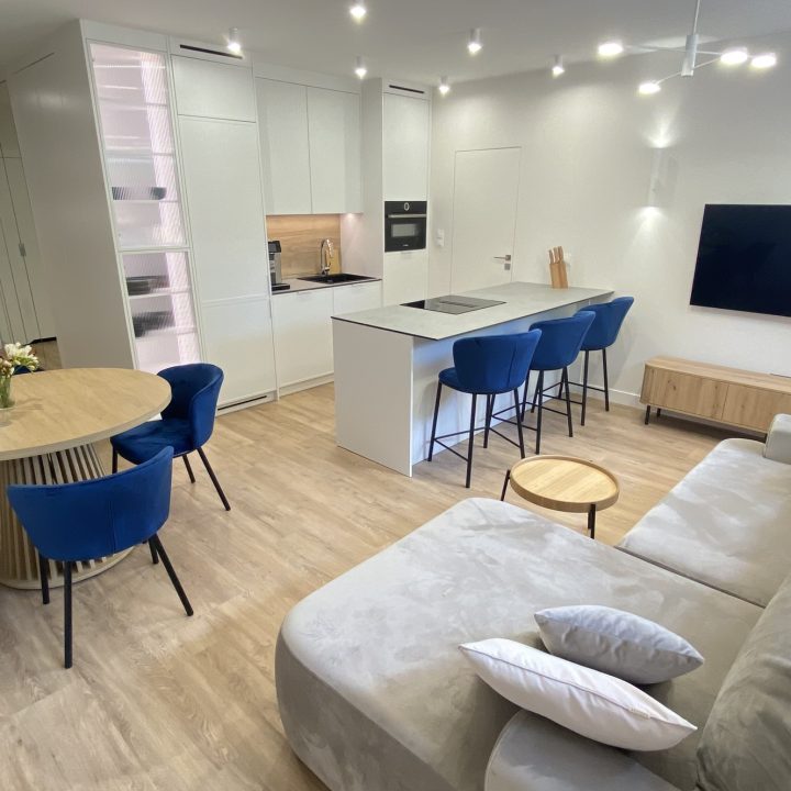 Kompleksowa realizacja MiD Prestige: meble na wymiar – kuchnia z wyspą, spiżarnia, garderoby, szafy, biurka i zabudowy łazienkowe. Estetyka premium i perfekcyjne wykonanie.