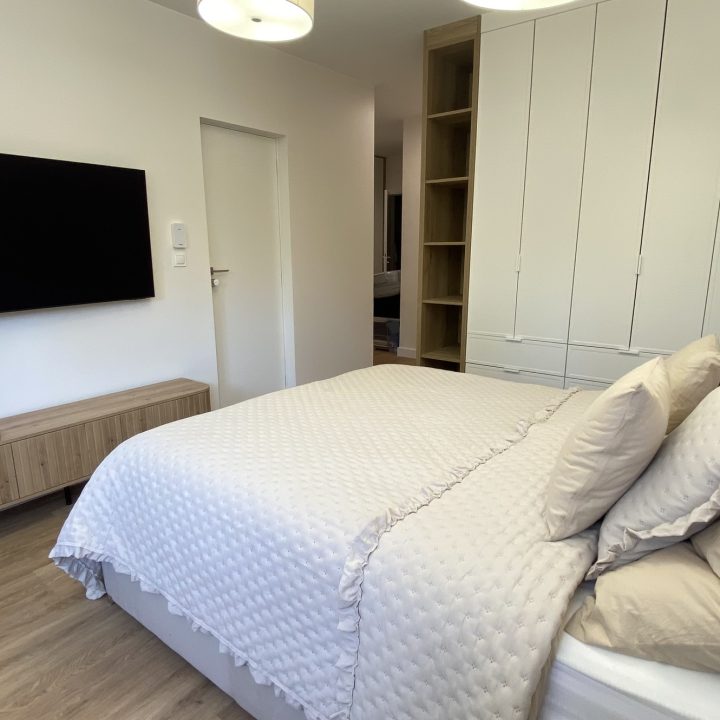 Kompleksowa realizacja MiD Prestige: meble na wymiar – kuchnia z wyspą, spiżarnia, garderoby, szafy, biurka i zabudowy łazienkowe. Estetyka premium i perfekcyjne wykonanie.