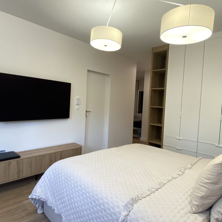 Kompleksowa realizacja MiD Prestige: meble na wymiar – kuchnia z wyspą, spiżarnia, garderoby, szafy, biurka i zabudowy łazienkowe. Estetyka premium i perfekcyjne wykonanie.