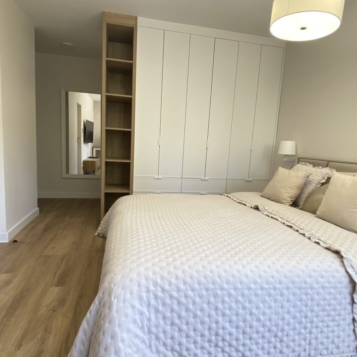 Kompleksowa realizacja MiD Prestige: meble na wymiar – kuchnia z wyspą, spiżarnia, garderoby, szafy, biurka i zabudowy łazienkowe. Estetyka premium i perfekcyjne wykonanie.