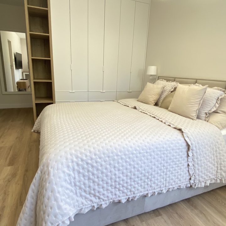 Kompleksowa realizacja MiD Prestige: meble na wymiar – kuchnia z wyspą, spiżarnia, garderoby, szafy, biurka i zabudowy łazienkowe. Estetyka premium i perfekcyjne wykonanie.