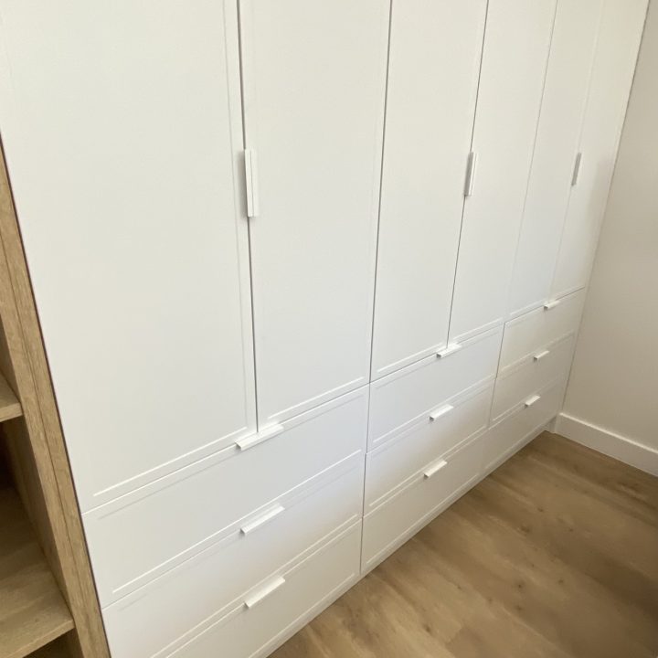 Kompleksowa realizacja MiD Prestige: meble na wymiar – kuchnia z wyspą, spiżarnia, garderoby, szafy, biurka i zabudowy łazienkowe. Estetyka premium i perfekcyjne wykonanie.