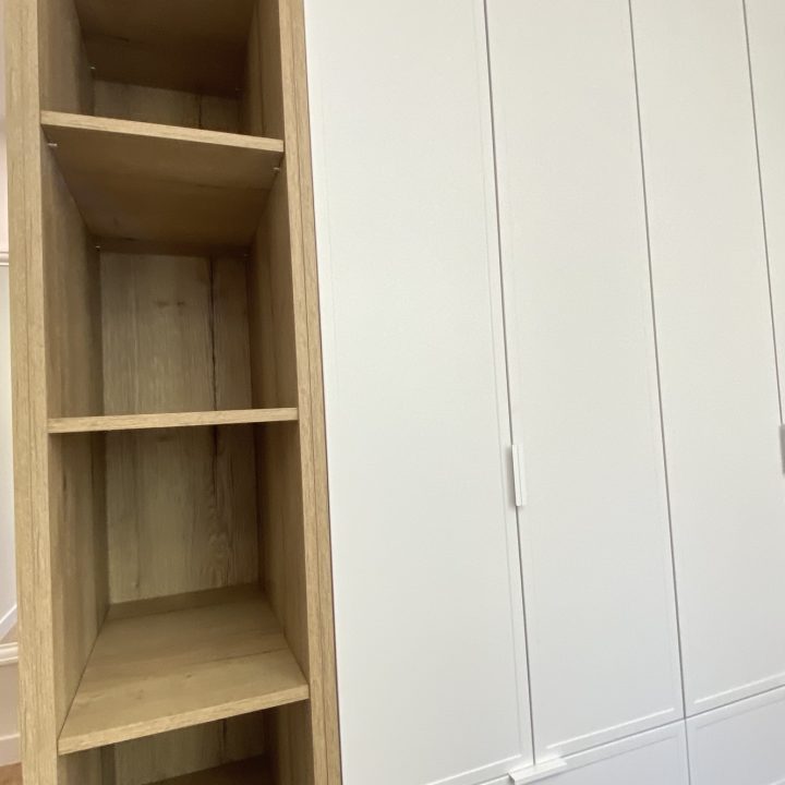 Kompleksowa realizacja MiD Prestige: meble na wymiar – kuchnia z wyspą, spiżarnia, garderoby, szafy, biurka i zabudowy łazienkowe. Estetyka premium i perfekcyjne wykonanie.