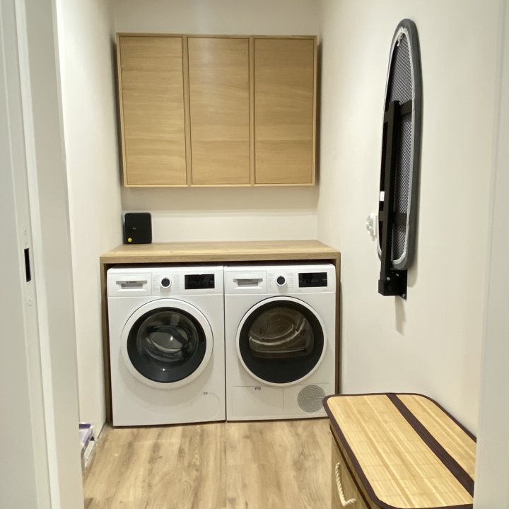 Kompleksowa realizacja MiD Prestige: meble na wymiar – kuchnia z wyspą, spiżarnia, garderoby, szafy, biurka i zabudowy łazienkowe. Estetyka premium i perfekcyjne wykonanie.