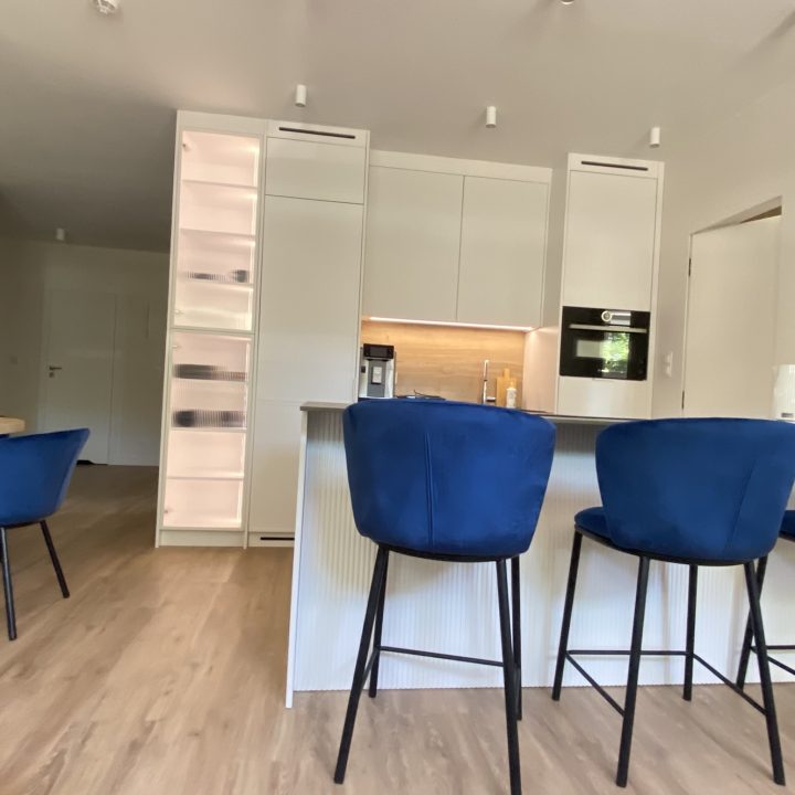 Kompleksowa realizacja MiD Prestige: meble na wymiar – kuchnia z wyspą, spiżarnia, garderoby, szafy, biurka i zabudowy łazienkowe. Estetyka premium i perfekcyjne wykonanie.