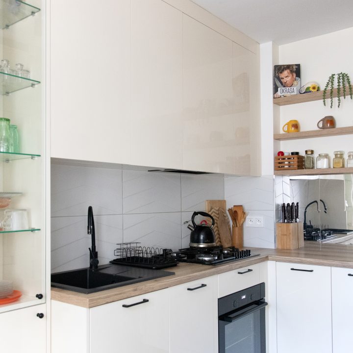 Kuchnia na wymiar w Mławie – kremowy połysk, ergonomiczny układ i większa pojemność zabudowy. Realizacja MiD Fast Fit w 6 tygodni za 29 000 zł.