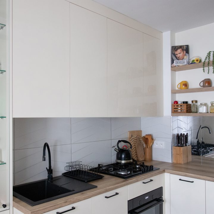 Kuchnia na wymiar w Mławie – kremowy połysk, ergonomiczny układ i większa pojemność zabudowy. Realizacja MiD Fast Fit w 6 tygodni za 29 000 zł.