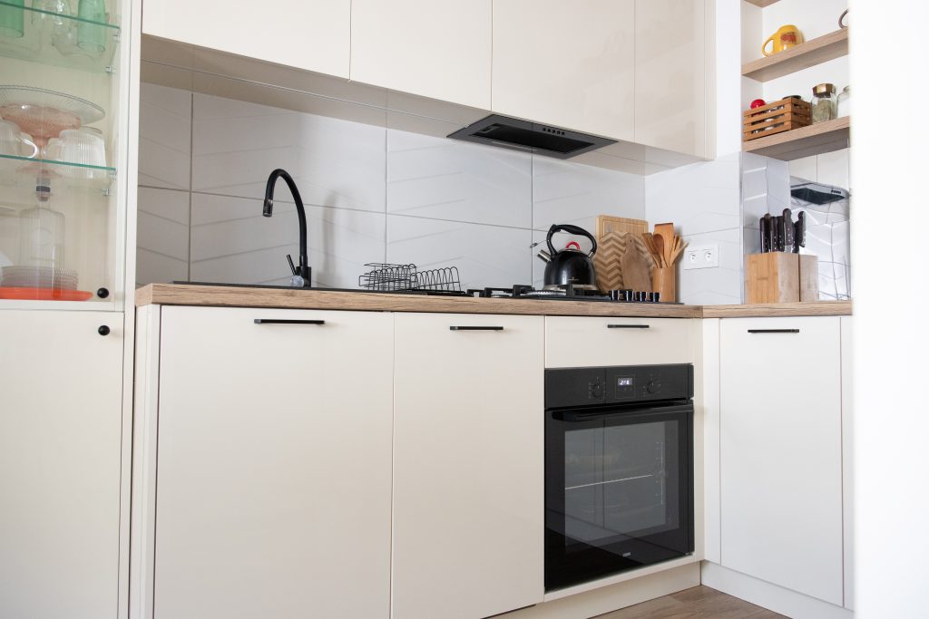 Kuchnia na wymiar w Mławie – kremowy połysk, ergonomiczny układ i większa pojemność zabudowy. Realizacja MiD Fast Fit w 6 tygodni za 29 000 zł.