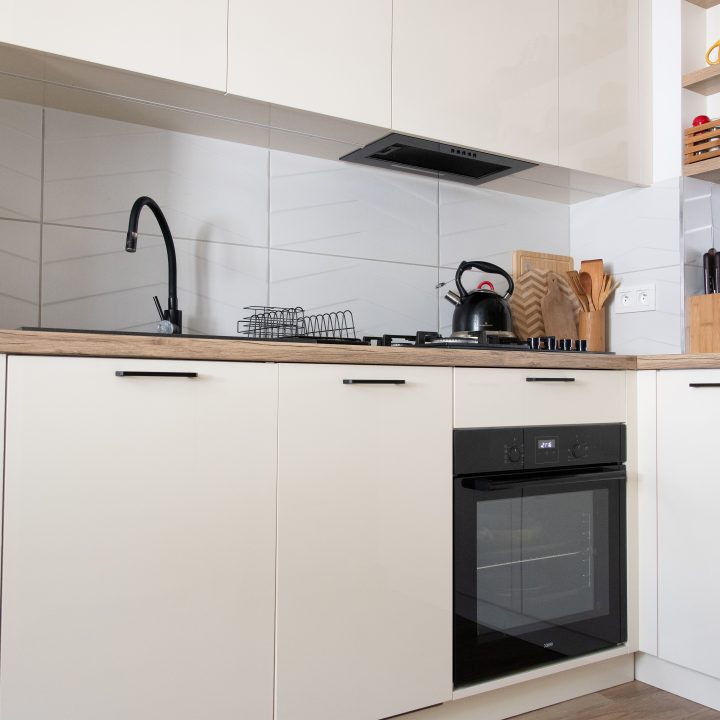 Kuchnia na wymiar w Mławie – kremowy połysk, ergonomiczny układ i większa pojemność zabudowy. Realizacja MiD Fast Fit w 6 tygodni za 29 000 zł.