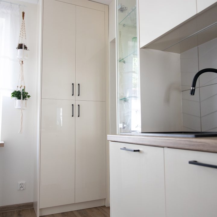 Kuchnia na wymiar w Mławie – kremowy połysk, ergonomiczny układ i większa pojemność zabudowy. Realizacja MiD Fast Fit w 6 tygodni za 29 000 zł.