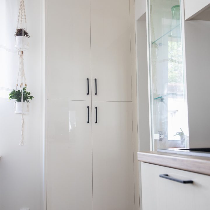 Kuchnia na wymiar w Mławie – kremowy połysk, ergonomiczny układ i większa pojemność zabudowy. Realizacja MiD Fast Fit w 6 tygodni za 29 000 zł.