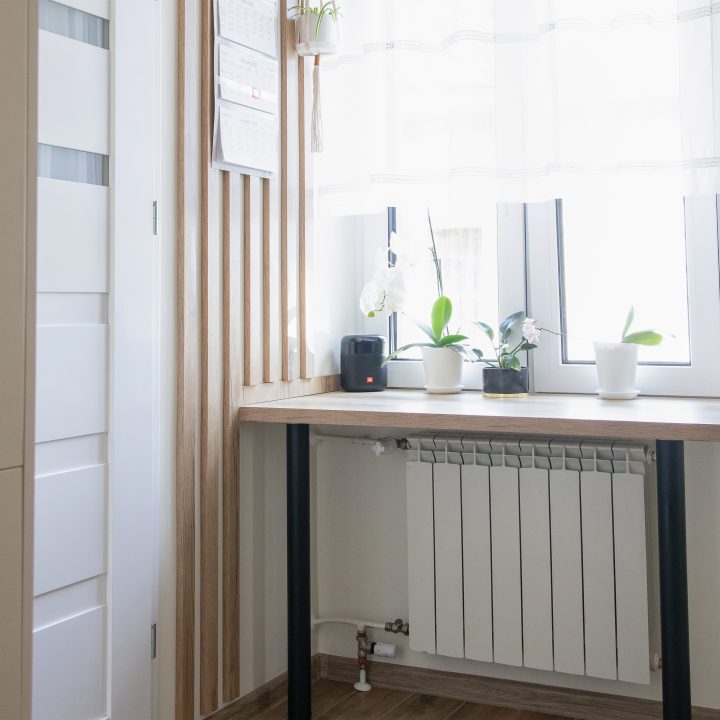 Kuchnia na wymiar w Mławie – kremowy połysk, ergonomiczny układ i większa pojemność zabudowy. Realizacja MiD Fast Fit w 6 tygodni za 29 000 zł.