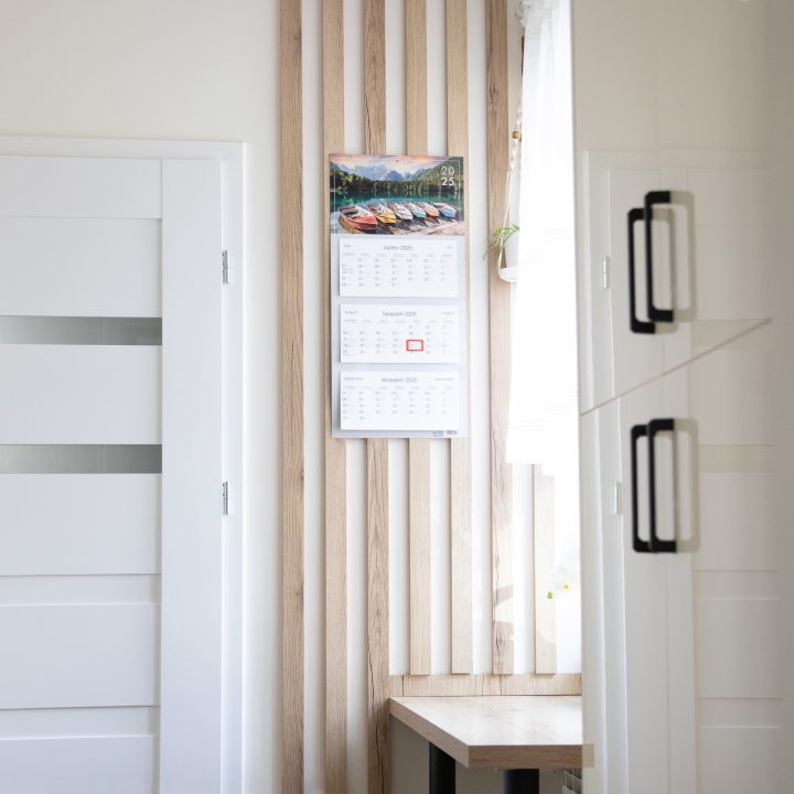 Kuchnia na wymiar w Mławie – kremowy połysk, ergonomiczny układ i większa pojemność zabudowy. Realizacja MiD Fast Fit w 6 tygodni za 29 000 zł.