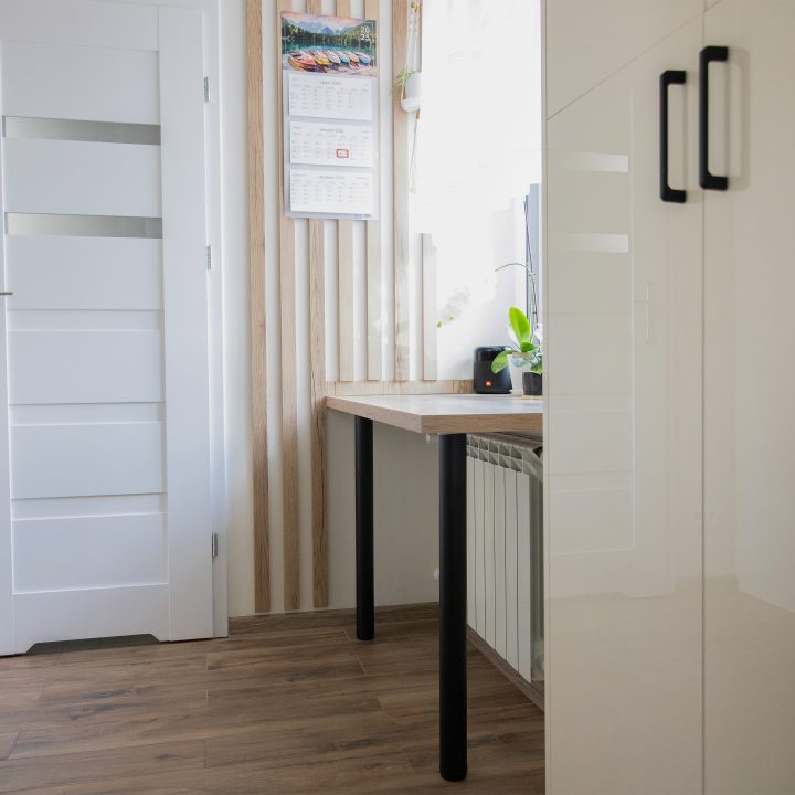 Kuchnia na wymiar w Mławie – kremowy połysk, ergonomiczny układ i większa pojemność zabudowy. Realizacja MiD Fast Fit w 6 tygodni za 29 000 zł.