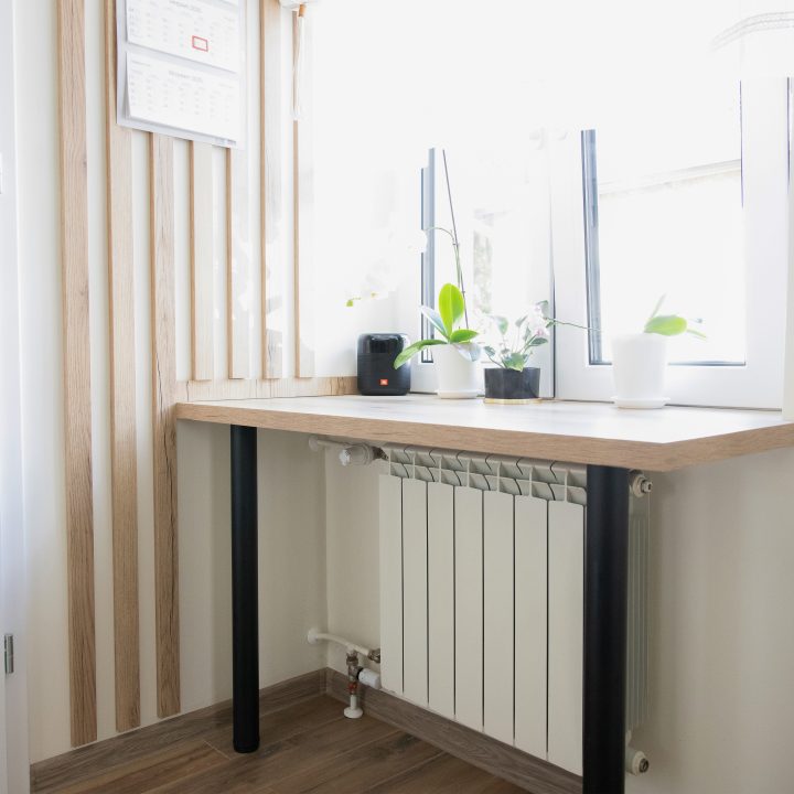 Kuchnia na wymiar w Mławie – kremowy połysk, ergonomiczny układ i większa pojemność zabudowy. Realizacja MiD Fast Fit w 6 tygodni za 29 000 zł.