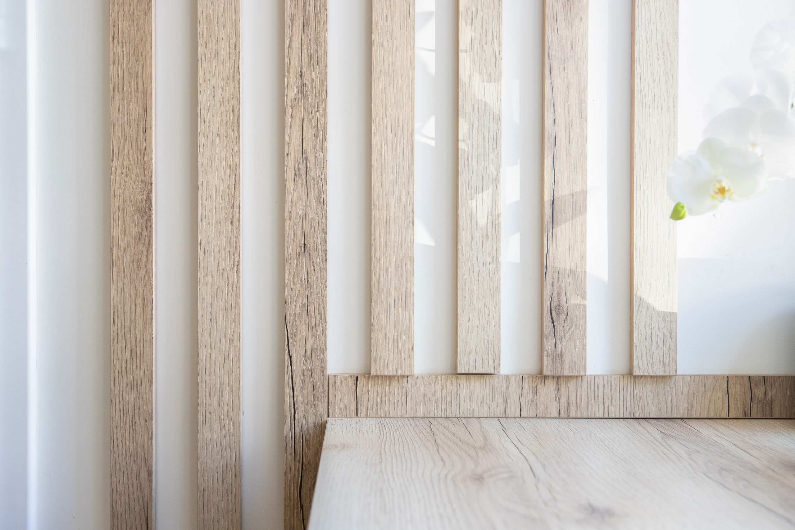 Kuchnia na wymiar w Mławie – kremowy połysk, ergonomiczny układ i większa pojemność zabudowy. Realizacja MiD Fast Fit w 6 tygodni za 29 000 zł.