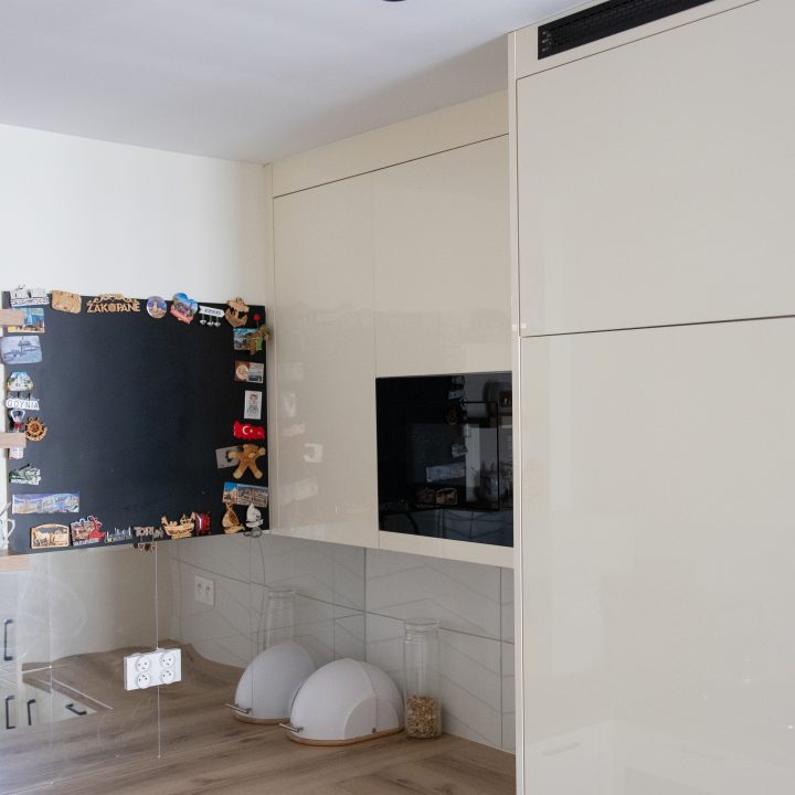 Kuchnia na wymiar w Mławie – kremowy połysk, ergonomiczny układ i większa pojemność zabudowy. Realizacja MiD Fast Fit w 6 tygodni za 29 000 zł.