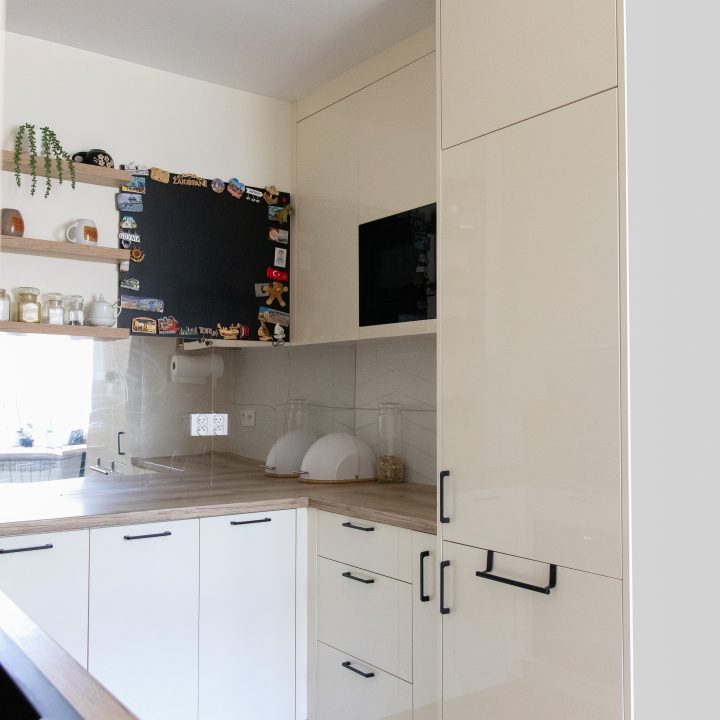 Kuchnia na wymiar w Mławie – kremowy połysk, ergonomiczny układ i większa pojemność zabudowy. Realizacja MiD Fast Fit w 6 tygodni za 29 000 zł.