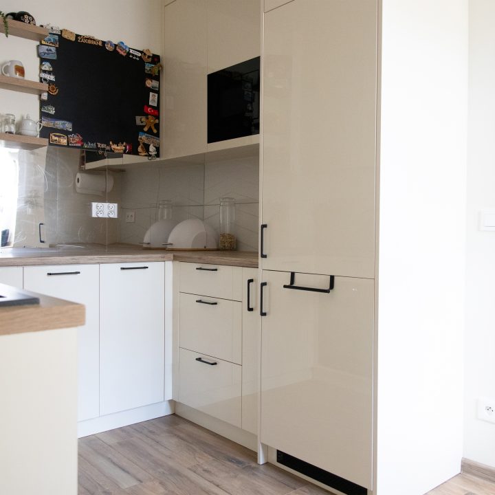 Kuchnia na wymiar w Mławie – kremowy połysk, ergonomiczny układ i większa pojemność zabudowy. Realizacja MiD Fast Fit w 6 tygodni za 29 000 zł.