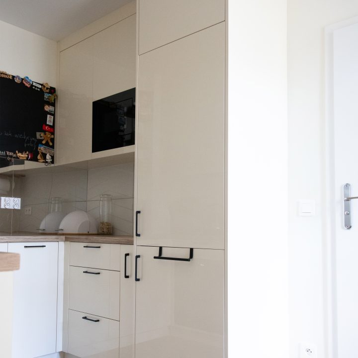 Kuchnia na wymiar w Mławie – kremowy połysk, ergonomiczny układ i większa pojemność zabudowy. Realizacja MiD Fast Fit w 6 tygodni za 29 000 zł.