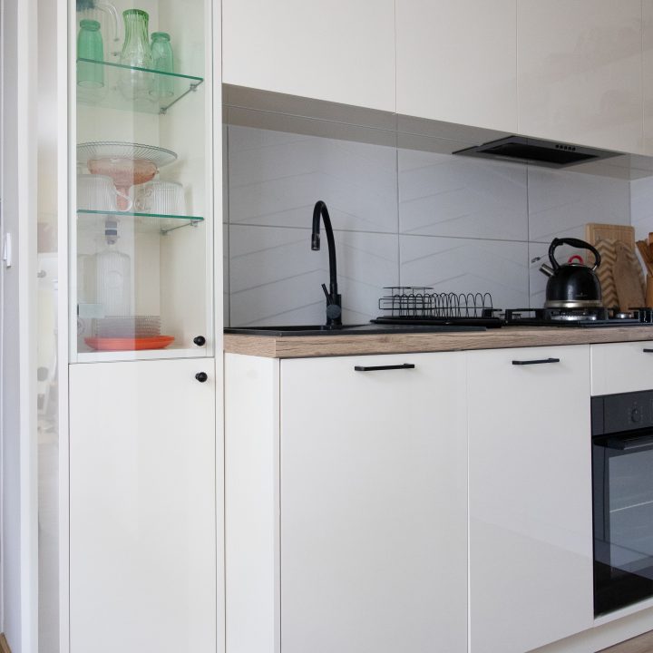 Kuchnia na wymiar w Mławie – kremowy połysk, ergonomiczny układ i większa pojemność zabudowy. Realizacja MiD Fast Fit w 6 tygodni za 29 000 zł.