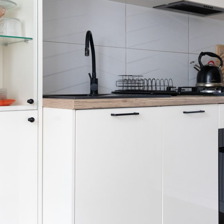 Kuchnia na wymiar w Mławie – kremowy połysk, ergonomiczny układ i większa pojemność zabudowy. Realizacja MiD Fast Fit w 6 tygodni za 29 000 zł.