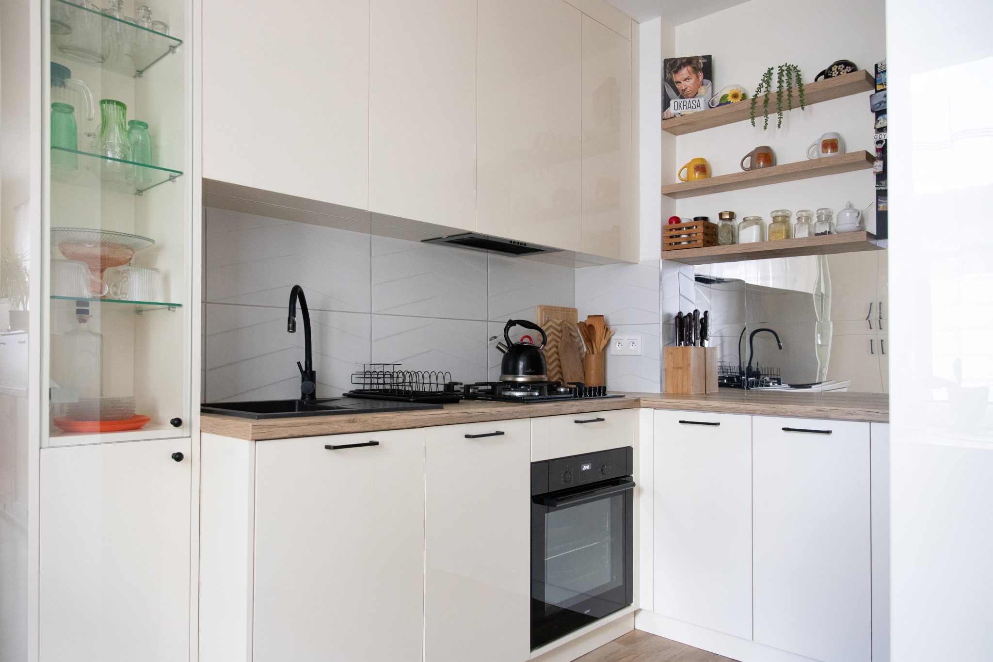 Kuchnia na wymiar w Mławie – kremowy połysk, ergonomiczny układ i większa pojemność zabudowy. Realizacja MiD Fast Fit w 6 tygodni za 29 000 zł.