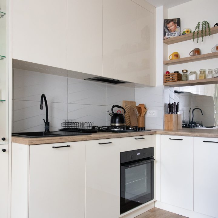Kuchnia na wymiar w Mławie – kremowy połysk, ergonomiczny układ i większa pojemność zabudowy. Realizacja MiD Fast Fit w 6 tygodni za 29 000 zł.