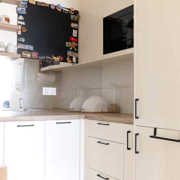 Kuchnia na wymiar w Mławie – kremowy połysk, ergonomiczny układ i większa pojemność zabudowy. Realizacja MiD Fast Fit w 6 tygodni za 29 000 zł.