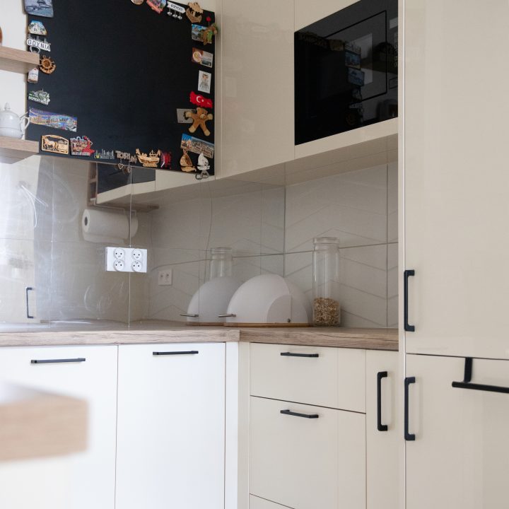 Kuchnia na wymiar w Mławie – kremowy połysk, ergonomiczny układ i większa pojemność zabudowy. Realizacja MiD Fast Fit w 6 tygodni za 29 000 zł.