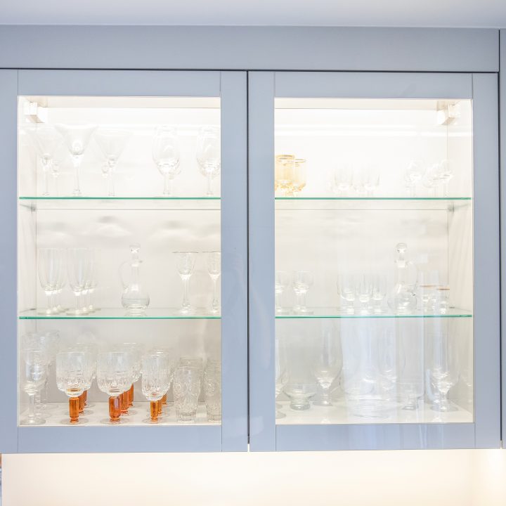 Nowoczesna kuchnia na wymiar w Słupsku – wyspa, wysoka zabudowa i szafki w dwóch głębokościach. Fronty akrylowe w szarym połysku i perfekcyjne dopasowanie. MiD Meble. MiD Faast Fit.