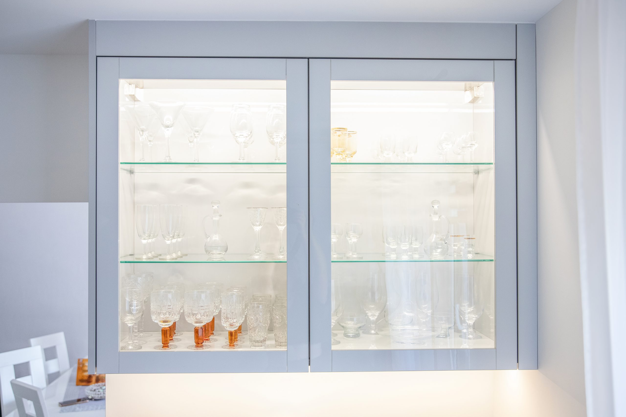 Nowoczesna kuchnia na wymiar w Słupsku – wyspa, wysoka zabudowa i szafki w dwóch głębokościach. Fronty akrylowe w szarym połysku i perfekcyjne dopasowanie. MiD Meble. MiD Faast Fit.