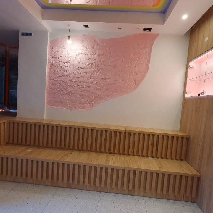 Realizacja MiD Business: meble na wymiar do herbaciarni „Pij Herbatę!”. Siedziska, lady i zabudowy w dwóch lokalach – indywidualne projekty, funkcjonalne i oryginalne.