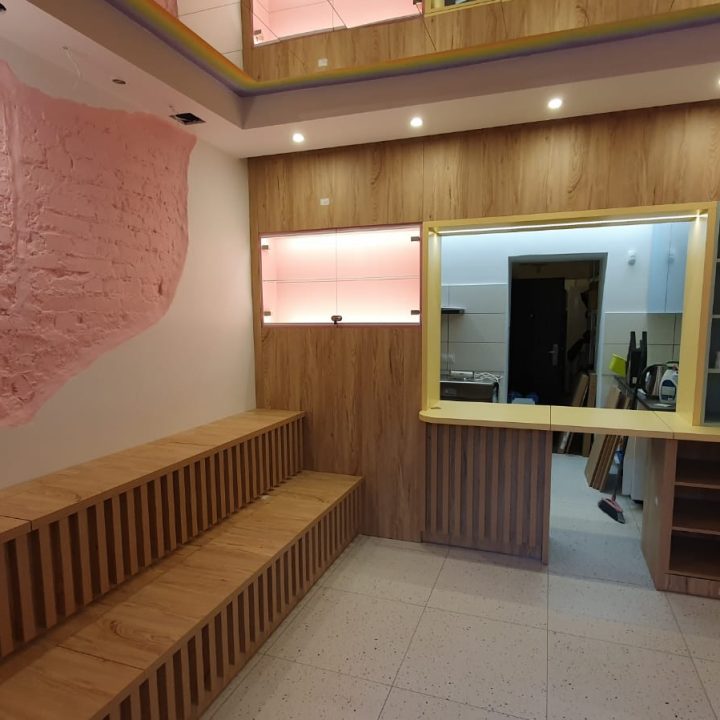 Realizacja MiD Business: meble na wymiar do herbaciarni „Pij Herbatę!”. Siedziska, lady i zabudowy w dwóch lokalach – indywidualne projekty, funkcjonalne i oryginalne.