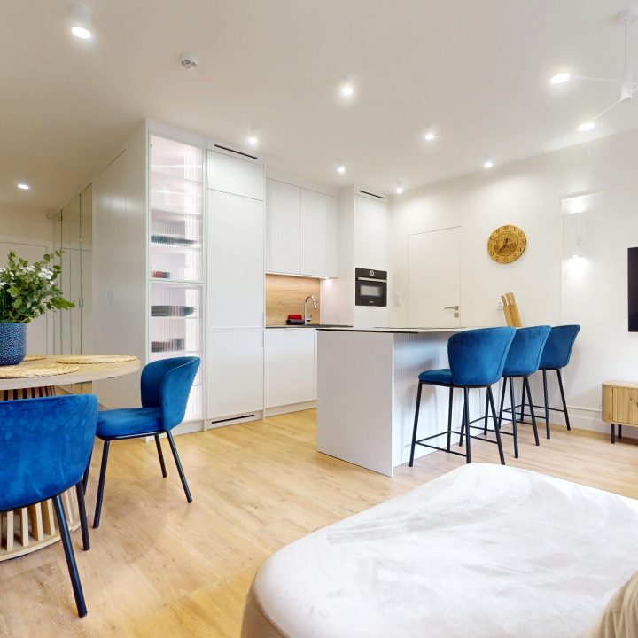 Kompleksowa realizacja MiD Prestige: meble na wymiar – kuchnia z wyspą, spiżarnia, garderoby, szafy, biurka i zabudowy łazienkowe. Estetyka premium i perfekcyjne wykonanie.