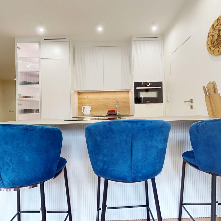 Kompleksowa realizacja MiD Prestige: meble na wymiar – kuchnia z wyspą, spiżarnia, garderoby, szafy, biurka i zabudowy łazienkowe. Estetyka premium i perfekcyjne wykonanie.