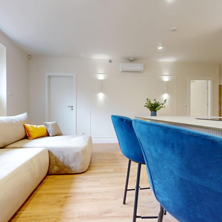 Kompleksowa realizacja MiD Prestige: meble na wymiar – kuchnia z wyspą, spiżarnia, garderoby, szafy, biurka i zabudowy łazienkowe. Estetyka premium i perfekcyjne wykonanie.