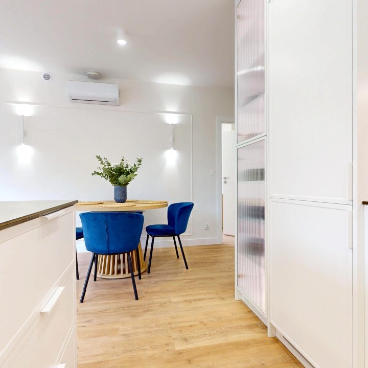 Kompleksowa realizacja MiD Prestige: meble na wymiar – kuchnia z wyspą, spiżarnia, garderoby, szafy, biurka i zabudowy łazienkowe. Estetyka premium i perfekcyjne wykonanie.