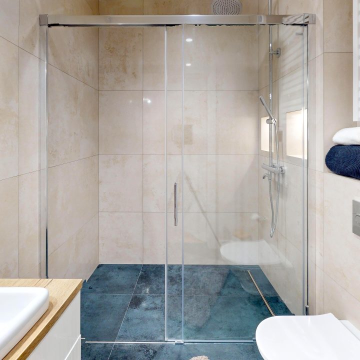 Kompleksowa realizacja MiD Prestige: meble na wymiar – kuchnia z wyspą, spiżarnia, garderoby, szafy, biurka i zabudowy łazienkowe. Estetyka premium i perfekcyjne wykonanie.