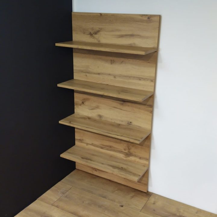 Meble na wymiar w Goszczycach Poświętnych – komoda narożna i komoda z biurkiem dla nastolatków. Proste formy, kontrast czerni i drewna, realizacja MiD Fast Fit.