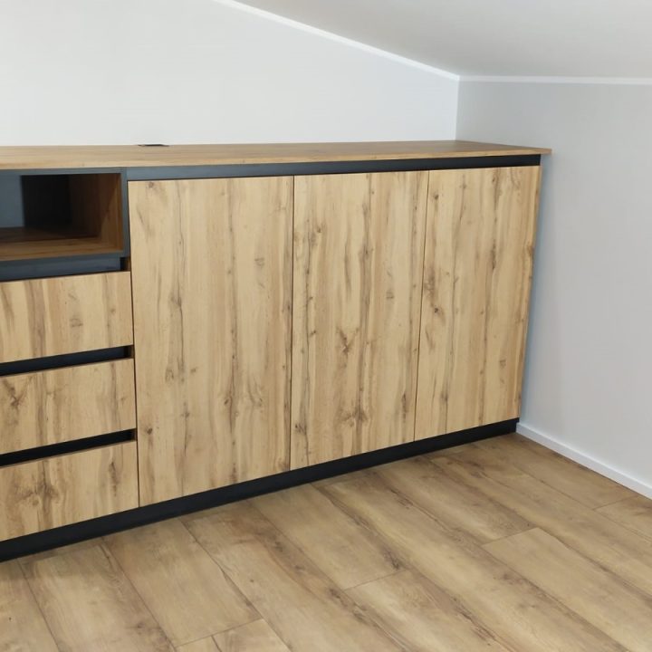 Meble na wymiar w Goszczycach Poświętnych – komoda narożna i komoda z biurkiem dla nastolatków. Proste formy, kontrast czerni i drewna, realizacja MiD Fast Fit.