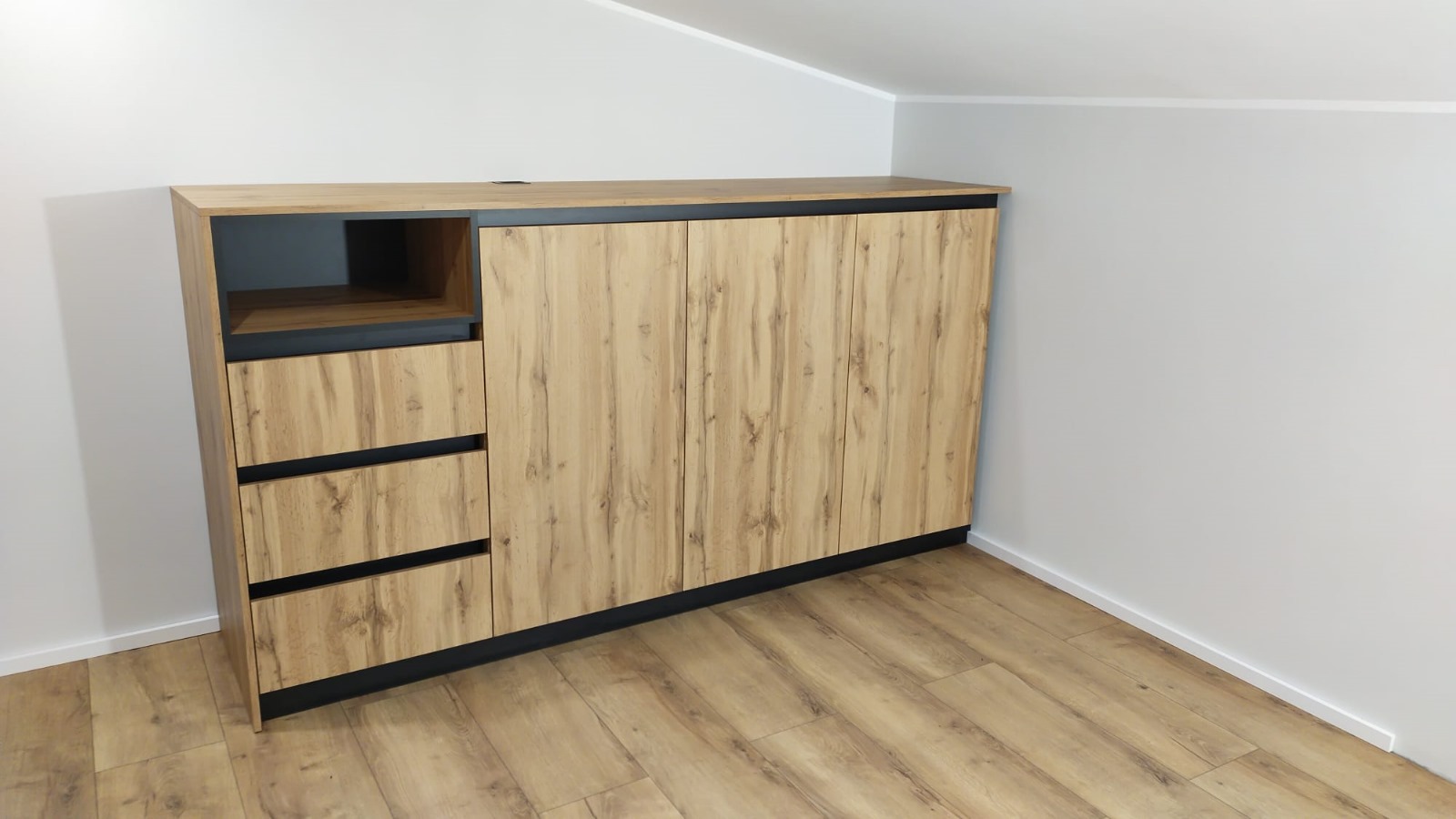 Meble na wymiar w Goszczycach Poświętnych – komoda narożna i komoda z biurkiem dla nastolatków. Proste formy, kontrast czerni i drewna, realizacja MiD Fast Fit.