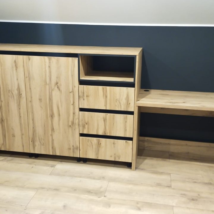 Meble na wymiar w Goszczycach Poświętnych – komoda narożna i komoda z biurkiem dla nastolatków. Proste formy, kontrast czerni i drewna, realizacja MiD Fast Fit.