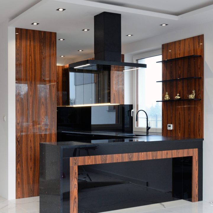 Kuchnia na wymiar w Łomiankach – czarny połysk, fornir palisandrowy i blat z kamienia. Elegancja, jakość i styl w pakiecie MiD Prestige.